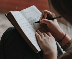 Ateliers d’écriture introspective à Nancy : explorer son intériorité et découvrir un nouveau regard sur soi